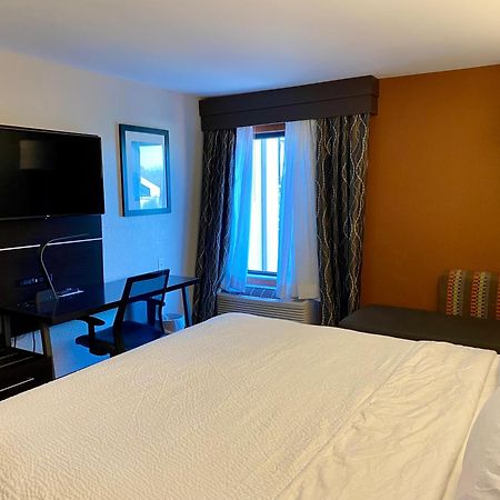 Holiday Inn Express Metropolis By Ihg Exterior photo